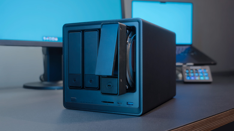 Устройство NAS с одним выдвинутым отсеком для жесткого диска