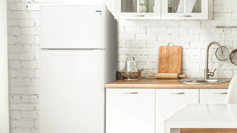 Холодильник Danby DPF074B2WDB-6 на кухне, рядом со столешницей