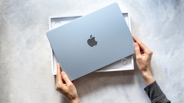 макбук на столе