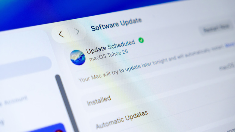 Веб-страница macOS Tahoe отображается на экране ноутбука