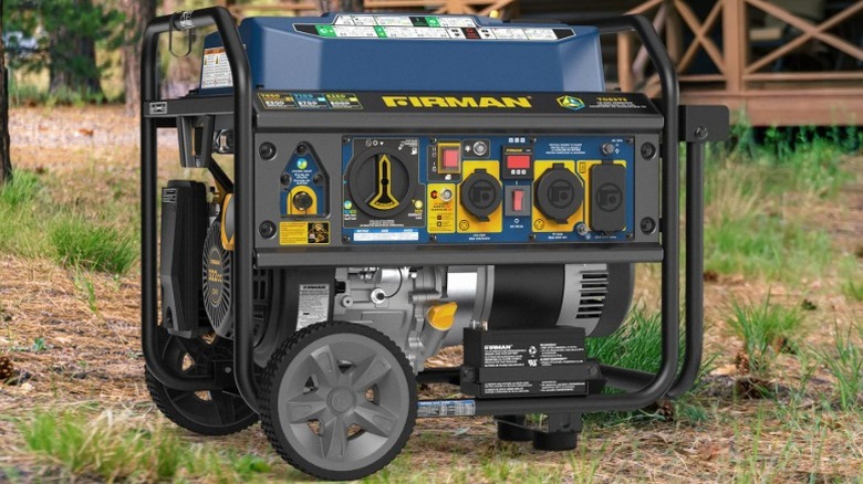 Трехтопливный генератор Firman мощностью 6300 Вт в лесу, на заднем плане - хижина.