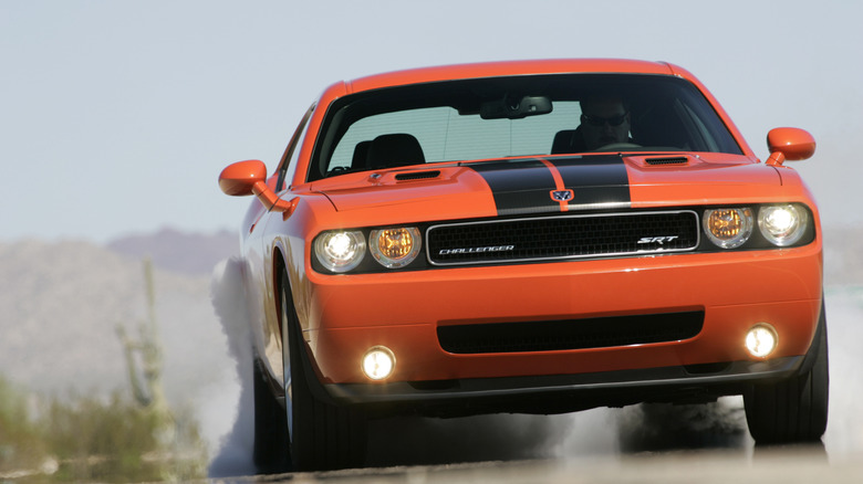 Dodge Challenger SRT8 2008 года выгорает на пустынной дороге, вид спереди