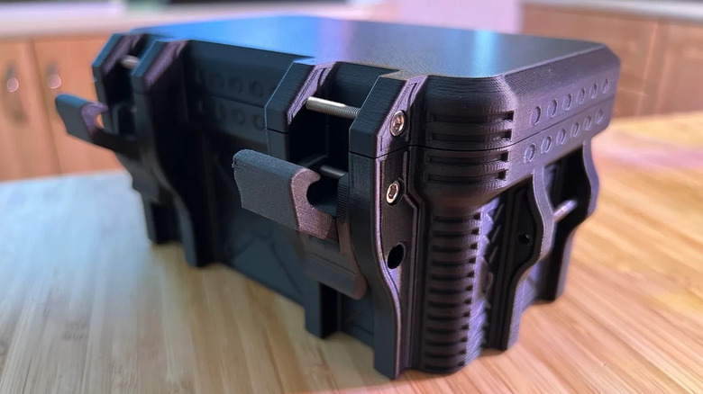 Настольный органайзер в форме коробки на столе с прочной на вид конструкцией.