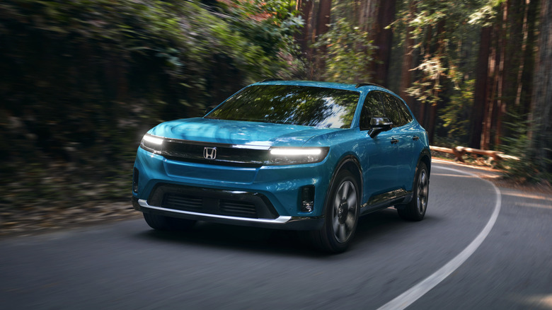 Honda Prologue едет по лесу