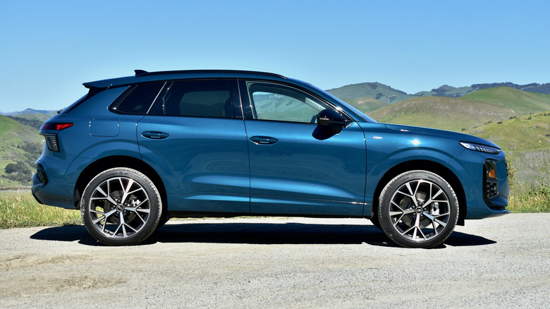 Вид профиля Audi Q3 2026 года.