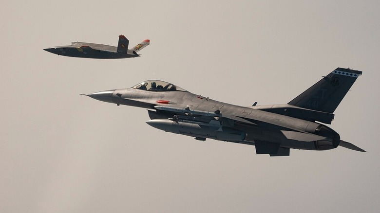 USMC XQ-58A Valkyrie и F-16 ВВС США в совместном полете.