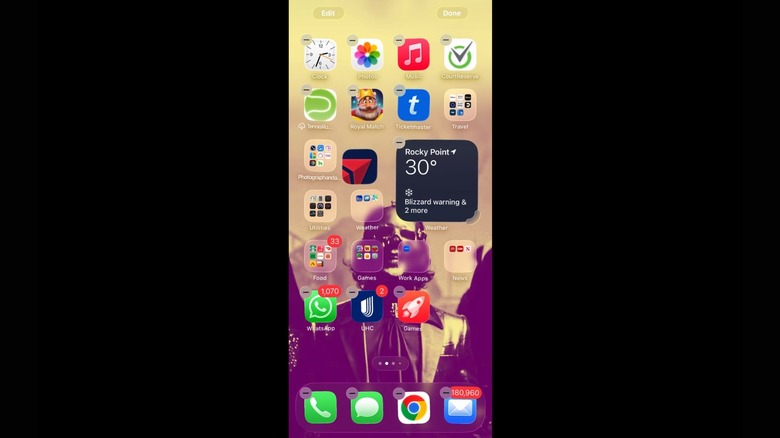 Пользователь iOS 26 безуспешно пытается переместить приложение в папку