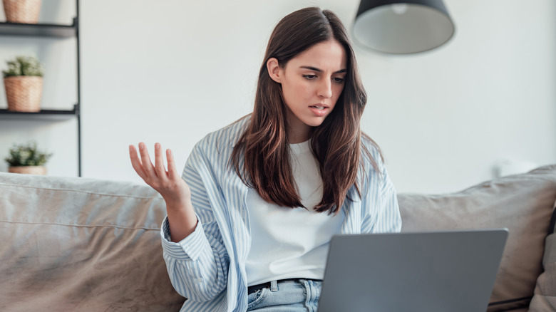 Женщина разочарована ноутбуком