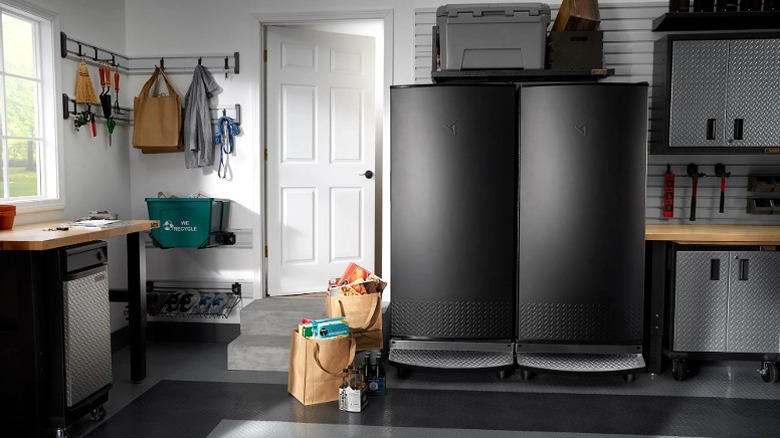 Уплотнитель мусора под стойкой в ​​комнате.