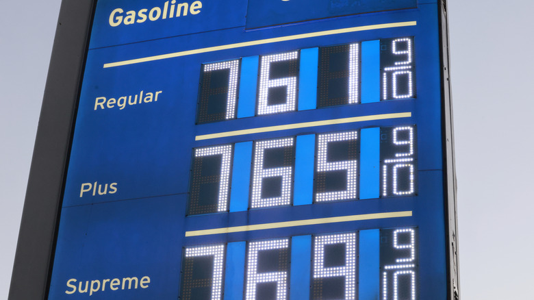 Знак с ценами на бензин выше 7,60 долларов за галлон.