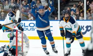 Анна Сегеди из Goldeneyes забила первый гол в PWHL в победе над Sirens