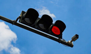 Билеты на камеру красного света на самом деле незаконны? Этот судья думает, что они