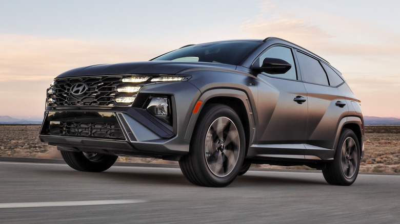 сине-серый Hyundai Tucson 2026 года едет по пустынной дороге