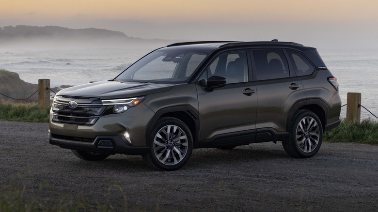 лес зеленый Subaru Forester Hybrid 2025 года припаркован у моря