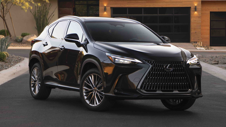 Черный Lexus NX 2026 года припаркован перед домом