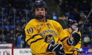 Финалист Итана Виттенбаха из Лонг-Айленда на премию Хоби Бейкера по студенческому хоккею