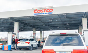 Поскольку цены на газ растут, Costco использует эту умную стратегию, чтобы оставаться дешевле, чем большинство
