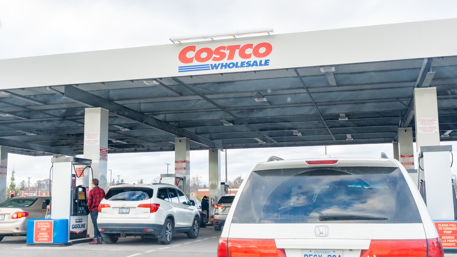 Поскольку цены на газ растут, Costco использует эту умную стратегию, чтобы оставаться дешевле, чем большинство