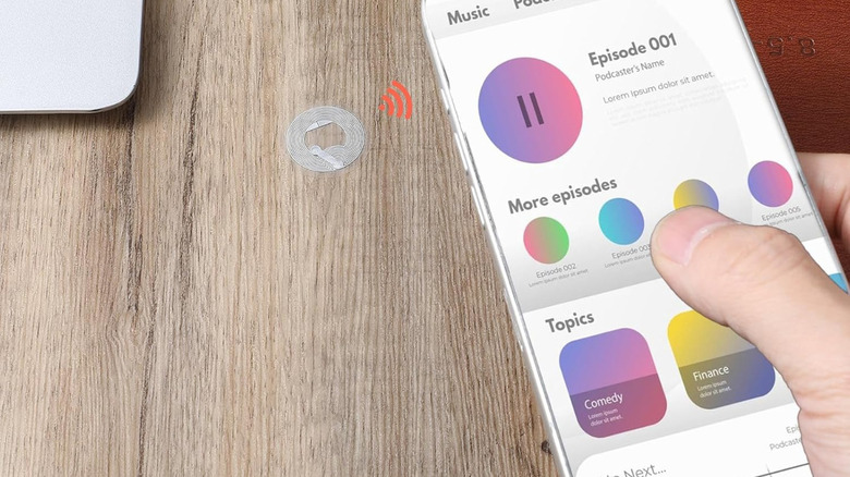 Тег NFC, застрявший на столе, сканируется смартфоном