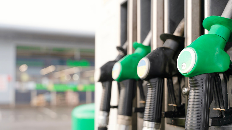 Современная АЗС с дизельными и бензиновыми форсунками