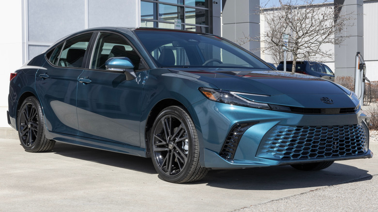 Седан Toyota Camry XSE AWD 2025 года припаркован на витрине