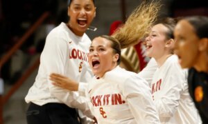 Женский баскетбол Университета Южной Калифорнии одержал победу в ОТ, а затем встретится с Южной Каролиной