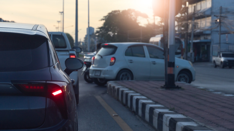 Автомобиль использует правый поворотник при повороте направо