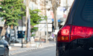 Нужно ли подавать сигнал, если вы уже находитесь в полосе поворота? Что говорит закон штата Калифорния