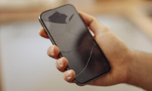 Можете ли вы починить треснувший экран телефона самостоятельно? Да, но есть риски