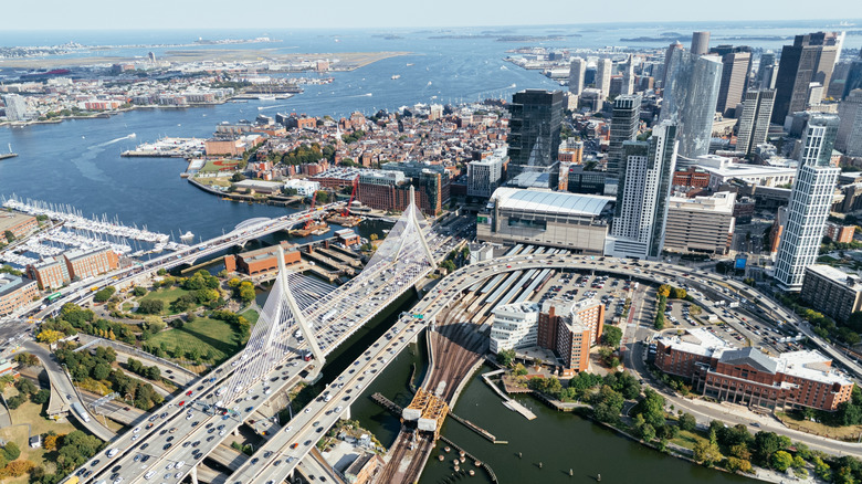 Горизонт Бостона с перегруженным шоссе