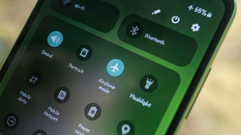 Панель быстрых настроек телефона Samsung крупным планом.