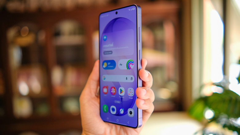 Человек с Galaxy S26 Ultra