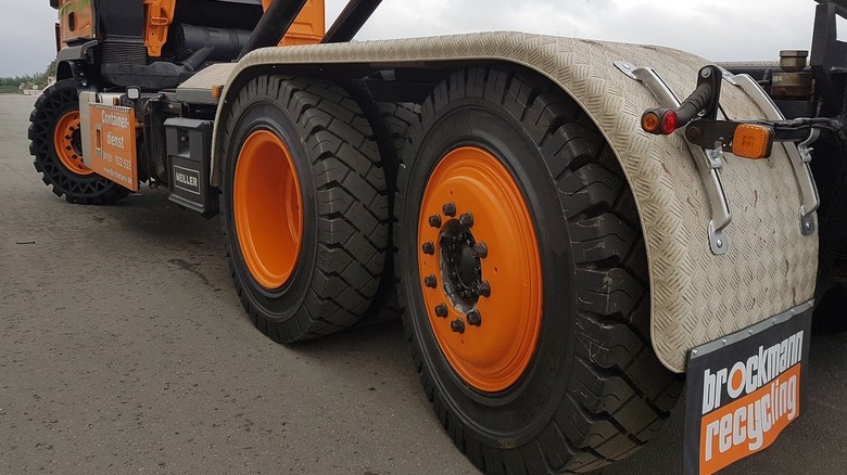 Мусорный грузовик на шинах Camso