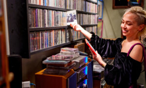 Почему физические носители, такие как DVD и VHS, похоже, возвращаются