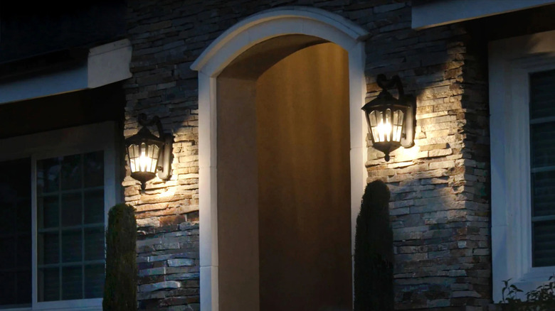 Фонари Koda установлены по обе стороны арки.