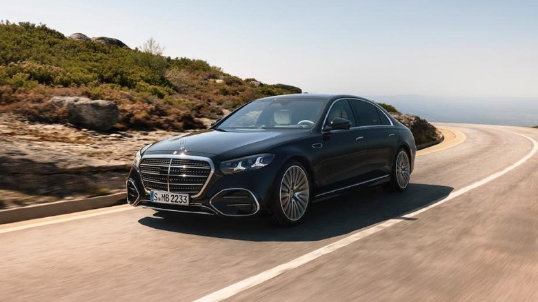 Mercedes-Benz S-Class 2027 года на шоссе