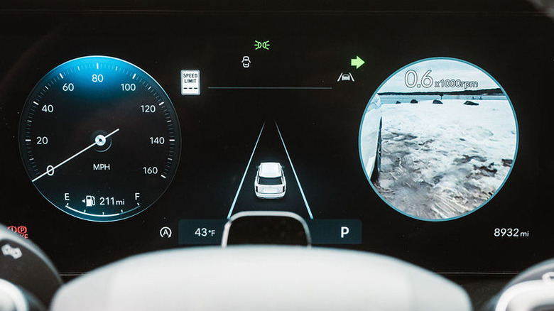 Монитор обзора слепых зон активирован в Hyundai Palisade Calligraphy 2026 года.