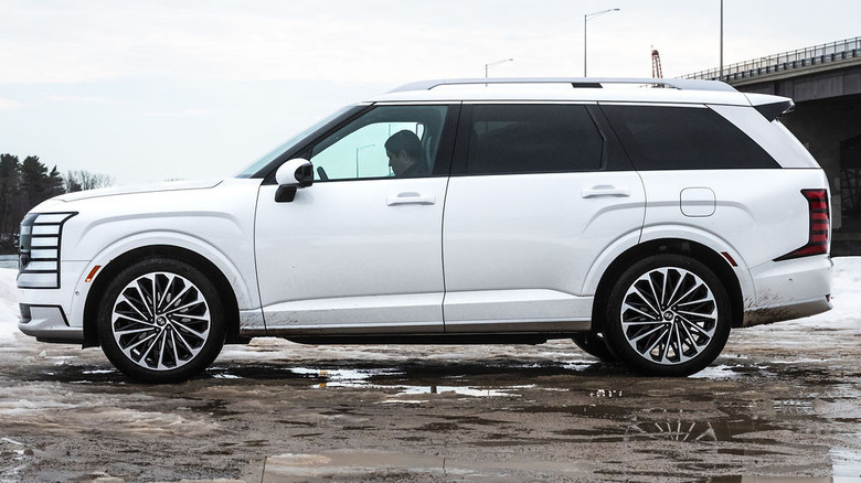 Профильная фотография припаркованного автомобиля Hyundai Palisade Calligraphy 2026 года выпуска.