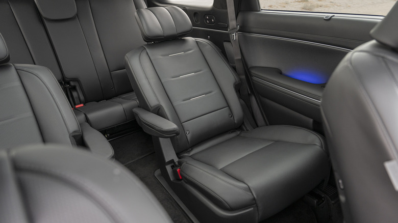 Сиденья второго ряда Hyundai Palisade Calligraphy 2026 года откидываются.