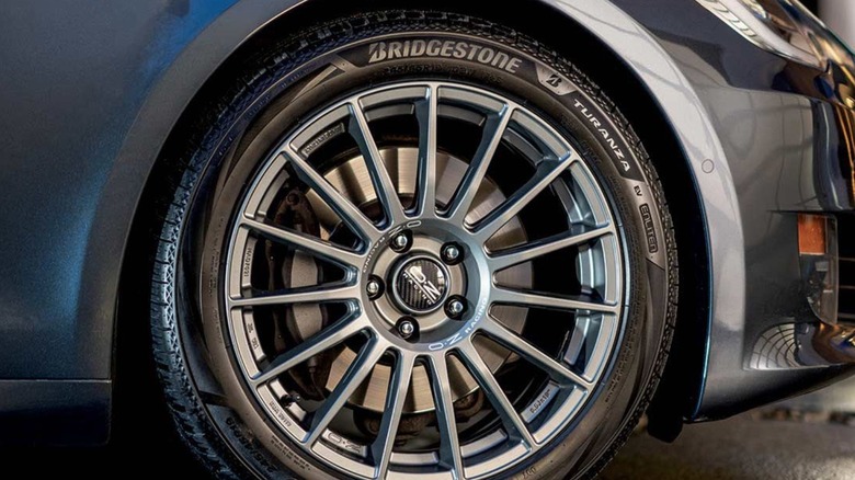 Крупный план шины Bridgestone Turanza EV на автомобиле