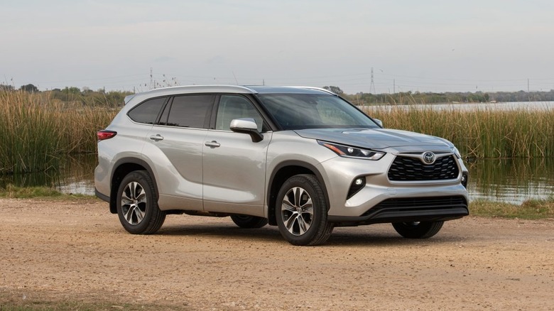 Серебристая Toyota Highlander 2021 года выпуска, припаркованная на песчаном болоте.