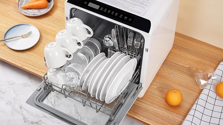 Две грязные детские бутылочки рядом со щеткой для чистки