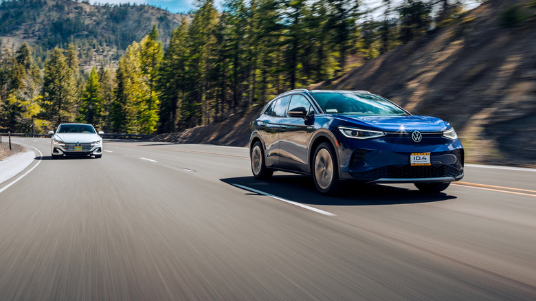 Volkswagen EV едет по дороге