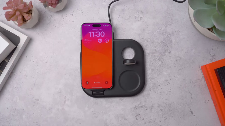 Снимок беспроводной магнитной подставки для зарядки Belkin 3-в-1 на столе.