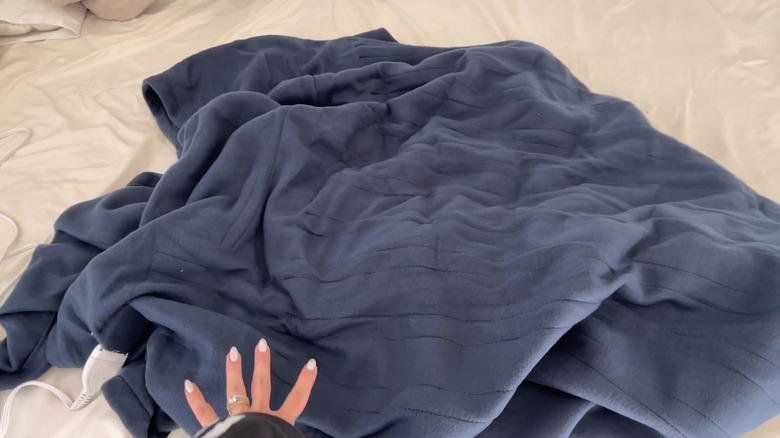 Изображение одеяла с электрическим подогревом Sunbeam на кровати.
