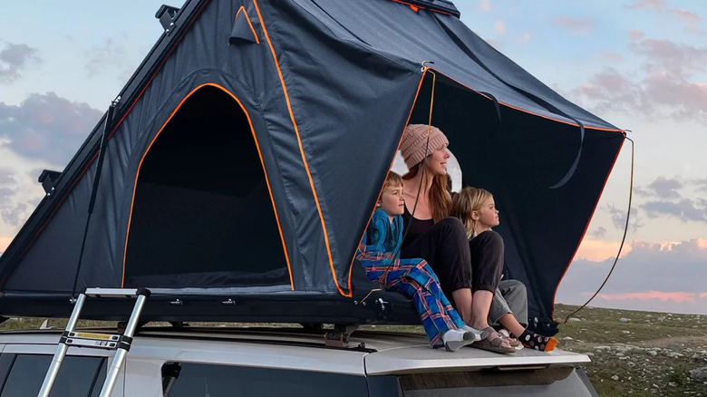 Алюминиевая палатка Trustmade Scout Plus Triangle на крыше серебристого внедорожника