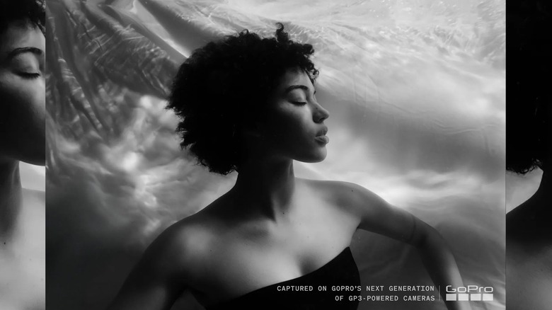 Черно-белое изображение женщины.