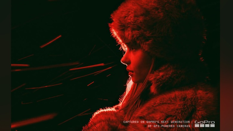 Высококонтрастное изображение женщины, освещенной красным светом.