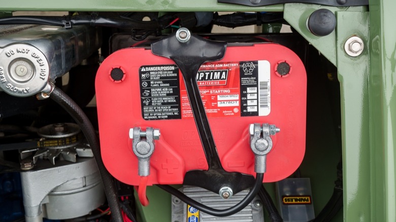 Моторный отсек Ford Bronco 1970-х годов с аккумулятором Optima RedTop AGM.