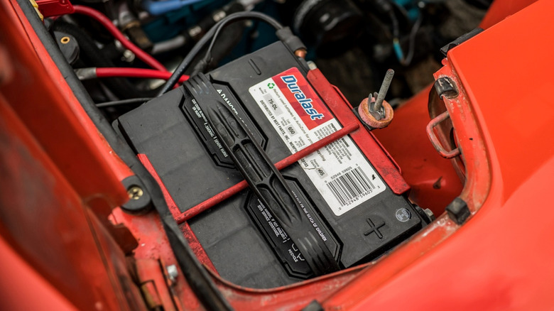 Красный автомобиль с аккумулятором Duralast.